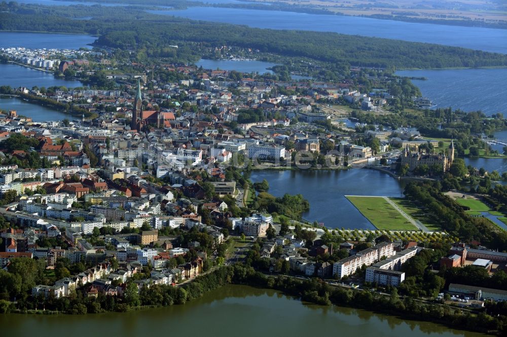 Luftbild Schwerin - Stadtansicht Innenstadtzentrum in Schwerin, der Landeshauptstadt des Bundesland Mecklenburg-Vorpommern