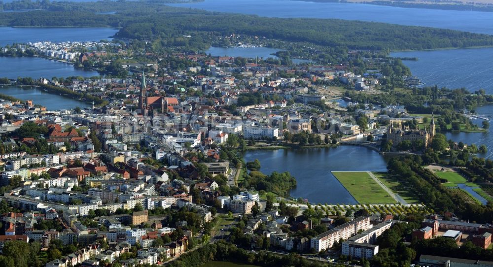 Luftaufnahme Schwerin - Stadtansicht Innenstadtzentrum in Schwerin, der Landeshauptstadt des Bundesland Mecklenburg-Vorpommern