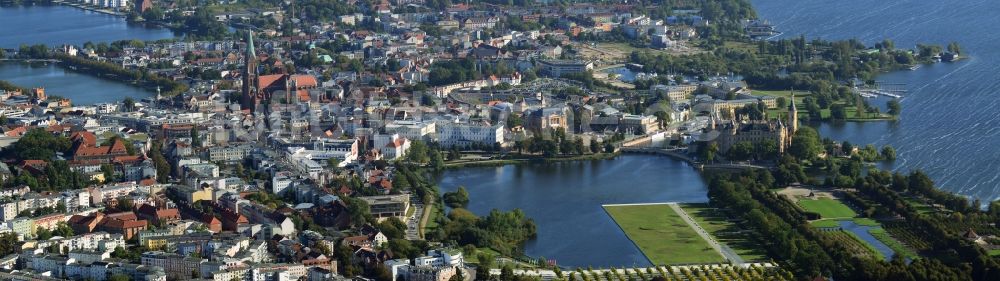 Schwerin von oben - Stadtansicht Innenstadtzentrum in Schwerin, der Landeshauptstadt des Bundesland Mecklenburg-Vorpommern