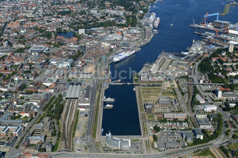 Luftaufnahme Kiel - Stadtansicht von Kiel, Kieler Hafen und Hörn im Bundesland Schleswig-Holstein