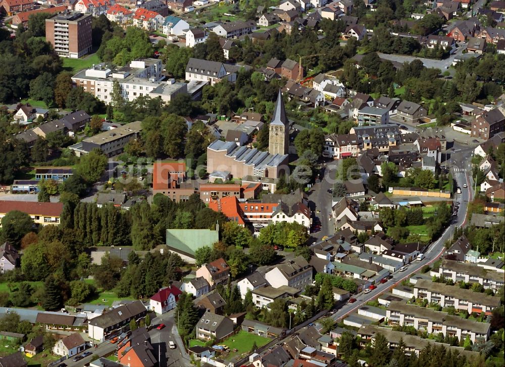 Luftaufnahme Langenfeld - Stadtansicht mit der Kirche St. Martin, St. Martinus-Krankenhaus und der Kirche Sankt Lukas von Langenfeld im Bundesland Nordrhein-Westfalen