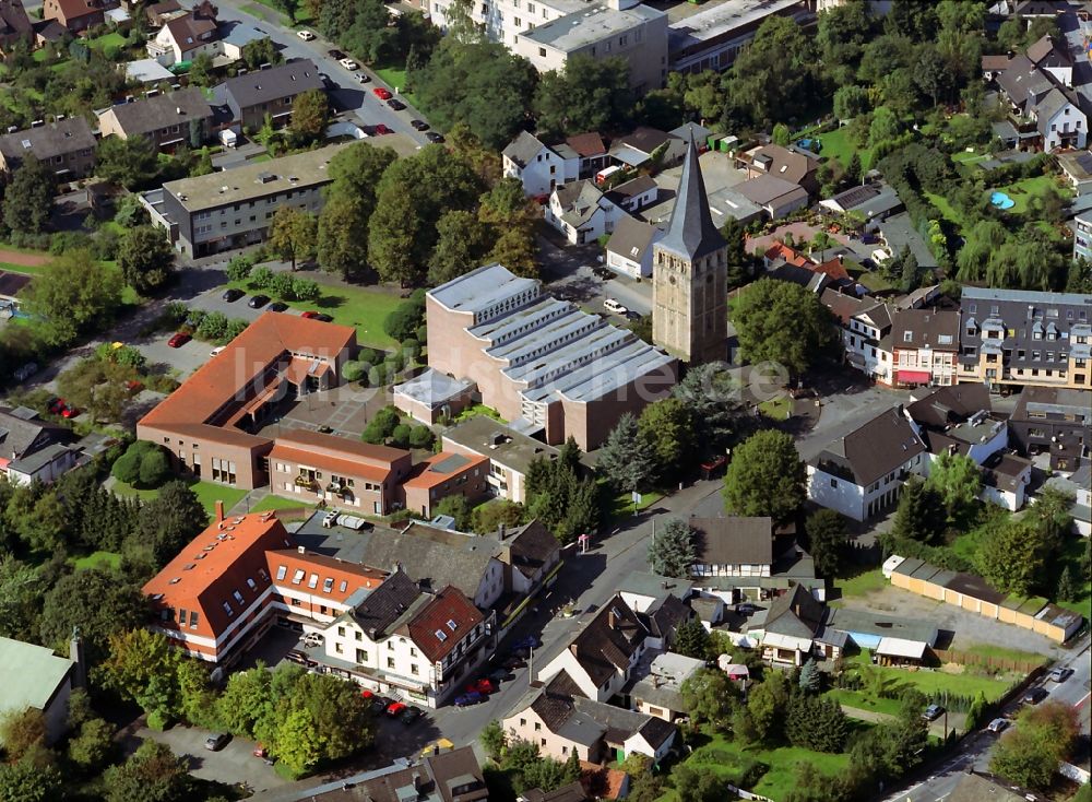 Langenfeld von oben - Stadtansicht mit der Kirche St. Martin, St. Martinus-Krankenhaus und der Kirche Sankt Lukas von Langenfeld im Bundesland Nordrhein-Westfalen