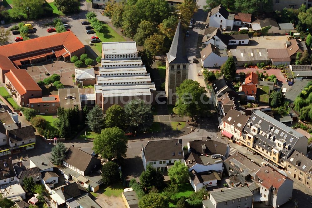 Langenfeld aus der Vogelperspektive: Stadtansicht mit der Kirche St. Martin, St. Martinus-Krankenhaus und der Kirche Sankt Lukas von Langenfeld im Bundesland Nordrhein-Westfalen