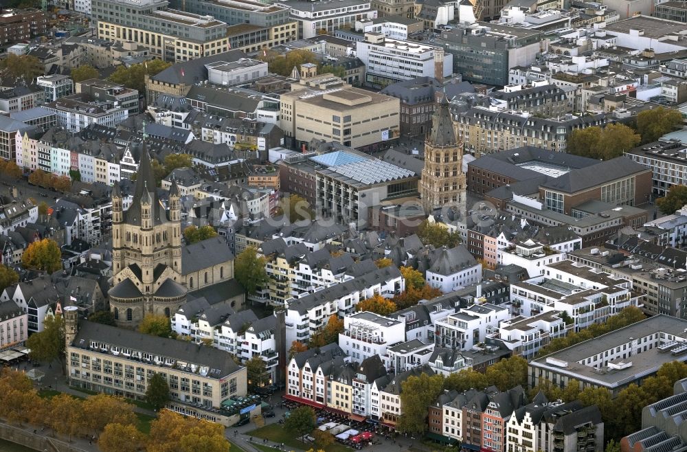 Köln von oben - Stadtansicht der Kölner Altstadt Köln mit Groß St. Martin Kirche und Kölner Rathausturm in Köln im Bundesland Nordrhein-Westfalen