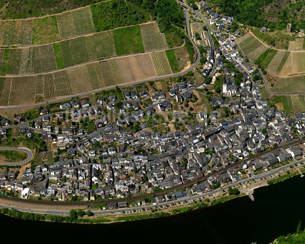 Klotten aus der Vogelperspektive: Stadtansicht von Klotten am Flussverlauf der Mosel im Bundesland Rheinland-Pfalz