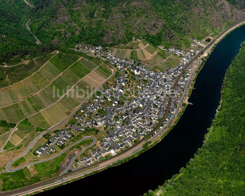 Luftbild Klotten - Stadtansicht von Klotten am Flussverlauf der Mosel im Bundesland Rheinland-Pfalz