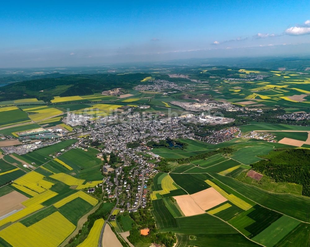 Luftaufnahme Kruft - Stadtansicht von Kruft an der BAB61 im Bundesland Rheinland-Pfalz