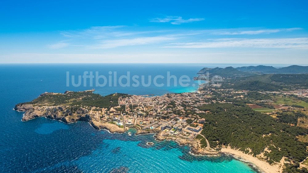 Cala Rajada aus der Vogelperspektive: Stadtansicht am Küstenbereich in Cala Rajada in Islas Baleares, Spanien