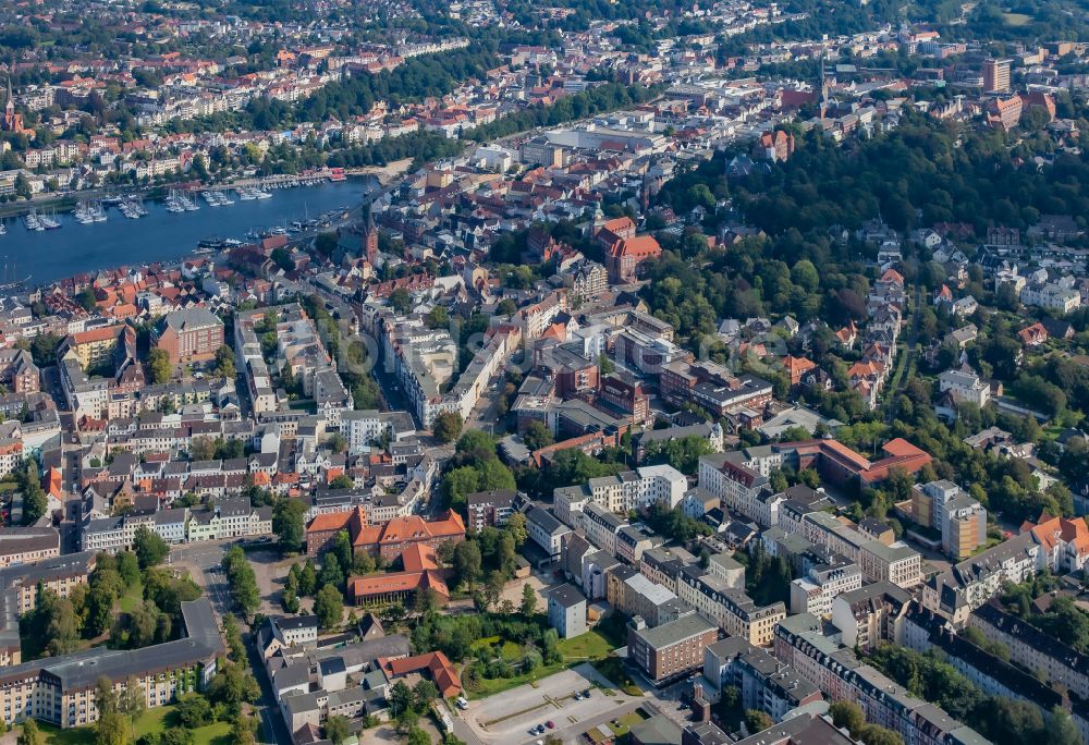 Flensburg aus der Vogelperspektive: Stadtansicht am Küstenbereich Flensburg - West in Flensburg im Bundesland Schleswig-Holstein, Deutschland