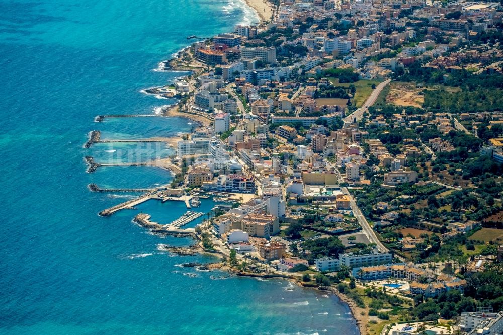 Luftaufnahme Cala Bona - Stadtansicht am Küstenbereich mit den hiesigen Hafenanlagen in Cala Bona in Balearische Insel Mallorca, Spanien