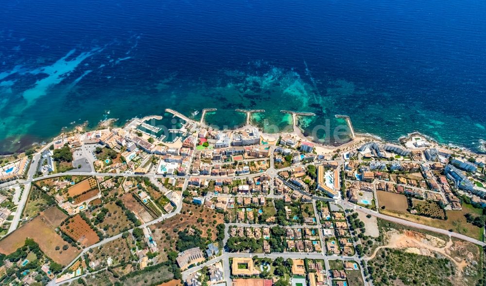 Luftbild Cala Bona - Stadtansicht am Küstenbereich mit den hiesigen Hafenanlagen in Cala Bona in Balearische Insel Mallorca, Spanien