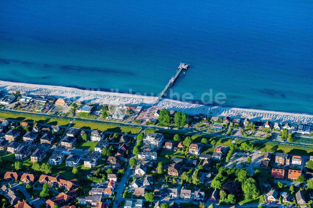 Dahme von oben - Stadtansicht am Küstenbereich der Ostsee in Dahme im Bundesland Schleswig-Holstein, Deutschland