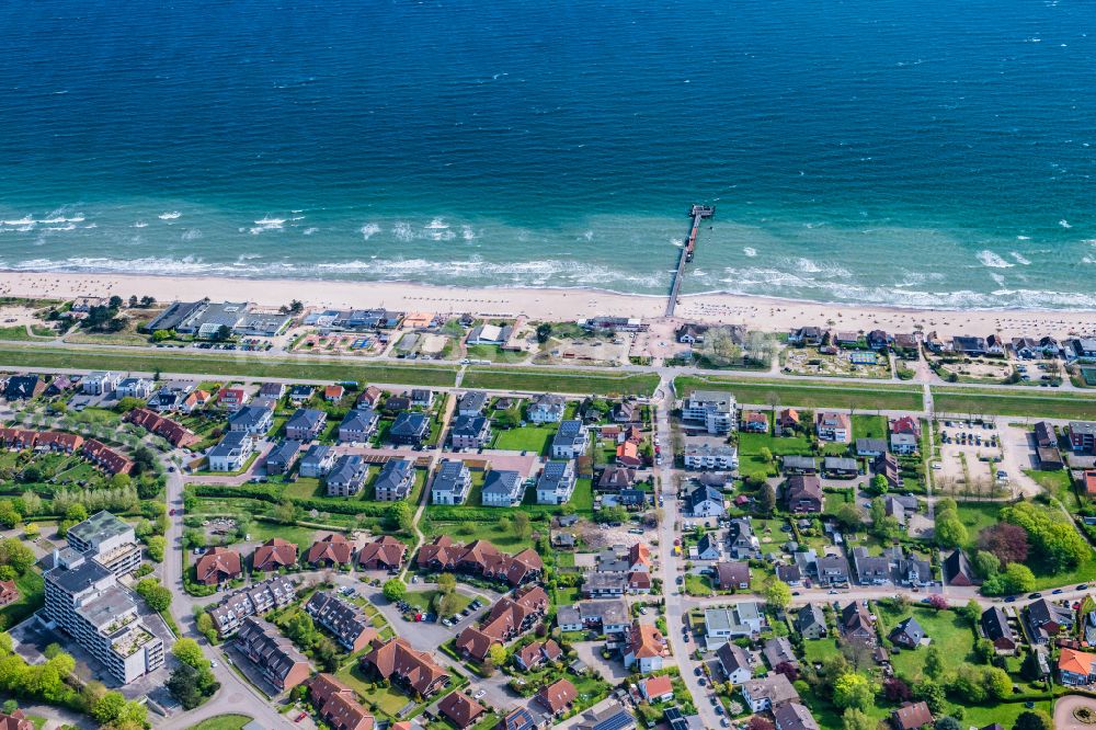 Dahme von oben - Stadtansicht am Küstenbereich der Ostsee in Dahme im Bundesland Schleswig-Holstein, Deutschland