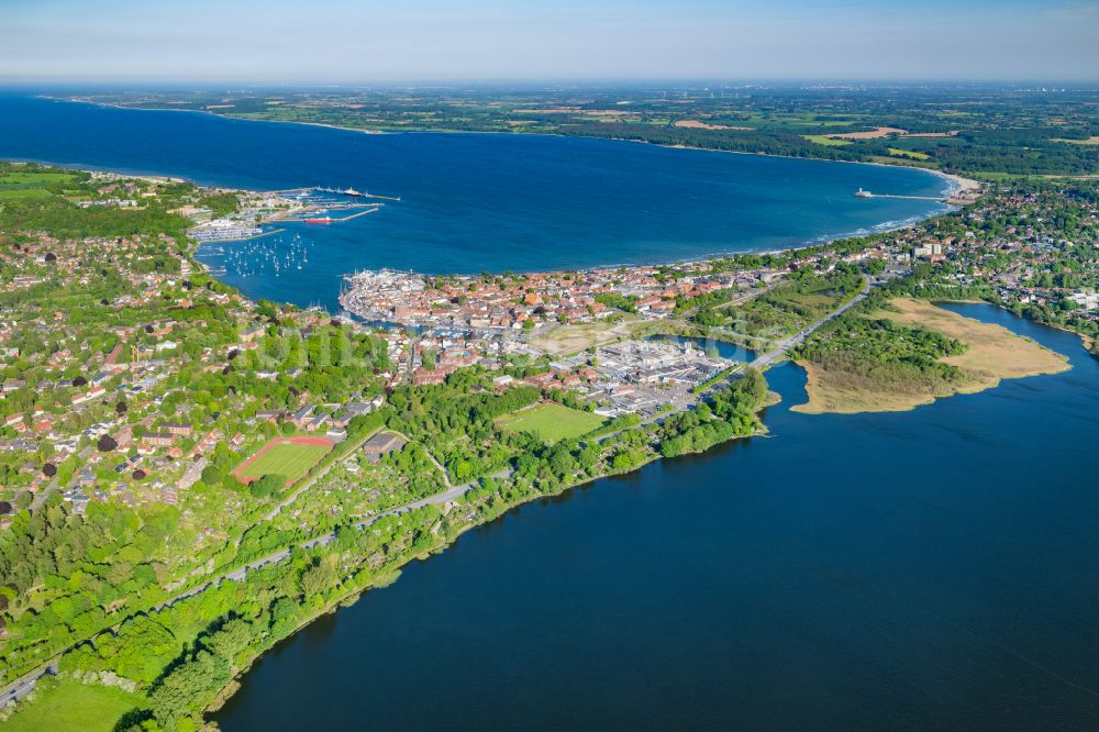 Luftaufnahme Eckernförde - Stadtansicht am Küstenbereich der Ostsee in Eckernförde im Bundesland Schleswig-Holstein, Deutschland