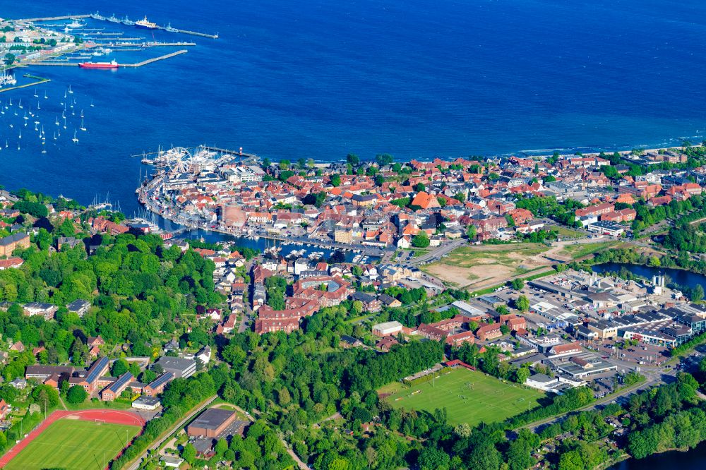 Luftbild Eckernförde - Stadtansicht am Küstenbereich der Ostsee in Eckernförde im Bundesland Schleswig-Holstein, Deutschland