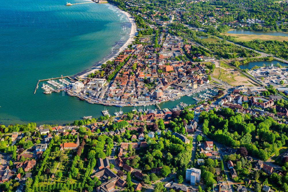 Luftaufnahme Eckernförde - Stadtansicht am Küstenbereich der Ostsee in Eckernförde im Bundesland Schleswig-Holstein, Deutschland