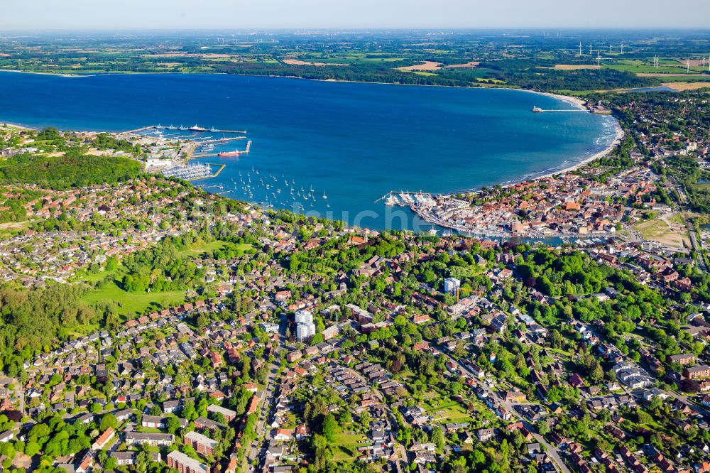 Eckernförde aus der Vogelperspektive: Stadtansicht am Küstenbereich der Ostsee in Eckernförde im Bundesland Schleswig-Holstein, Deutschland