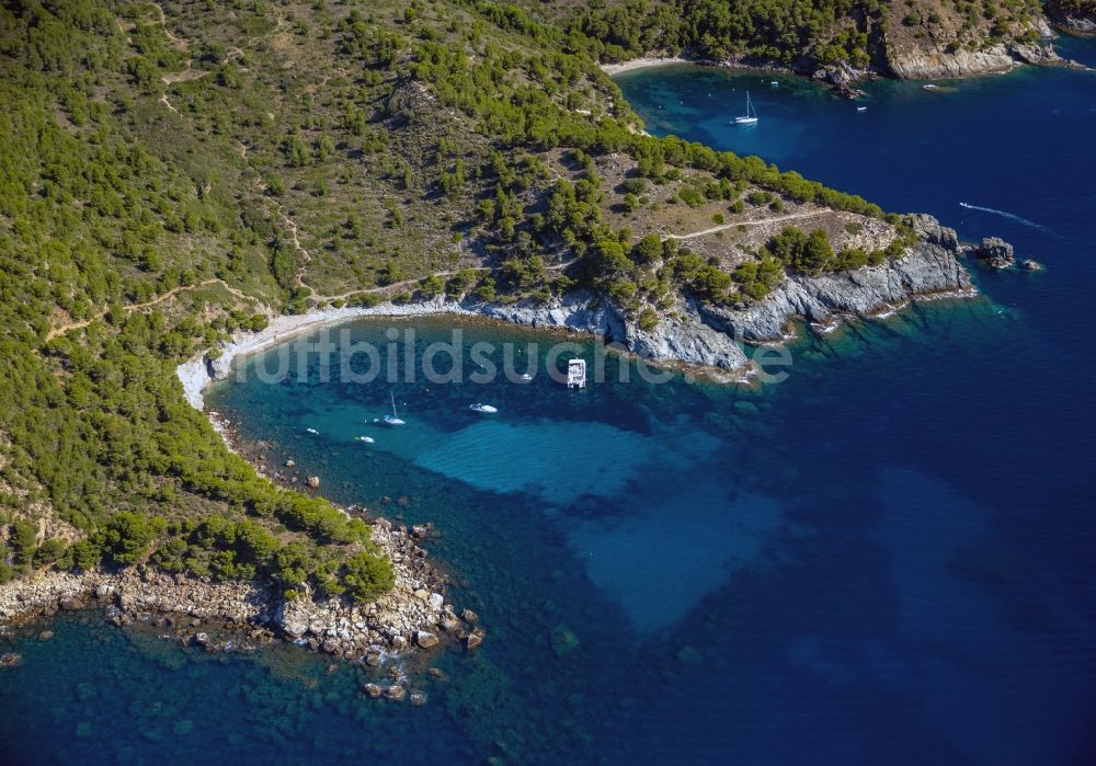 Roses aus der Vogelperspektive: Stadtansicht Küstenbereich in Roses in Spanien