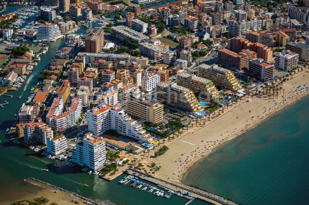 Roses aus der Vogelperspektive: Stadtansicht Küstenbereich in Roses in Spanien