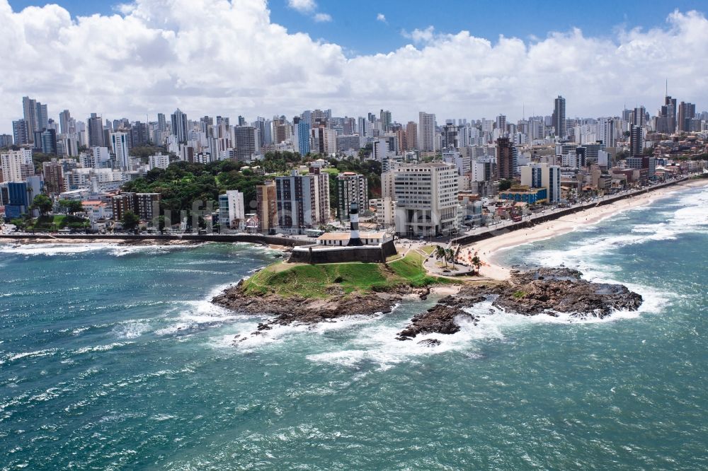 Luftaufnahme Salvador - Stadtansicht des Küstenbereiches am Süd Atlantischen Ozean in Salvador in der Provinz Bahia in Brasilien