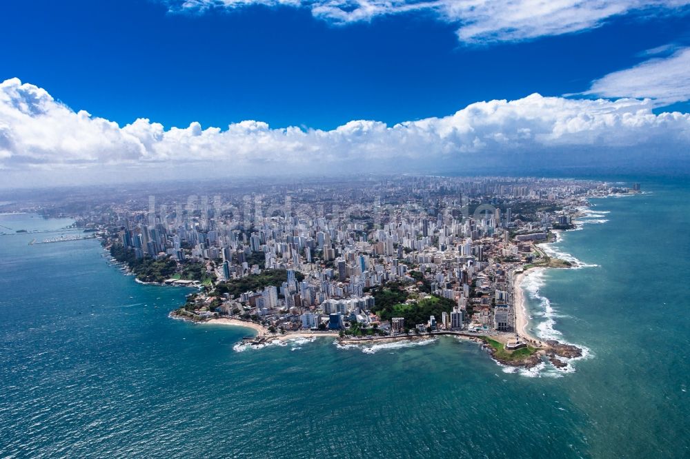 Salvador von oben - Stadtansicht des Küstenbereiches am Süd Atlantischen Ozean in Salvador in der Provinz Bahia in Brasilien