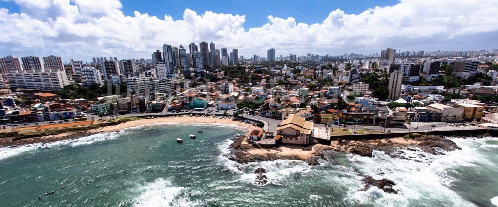 Salvador aus der Vogelperspektive: Stadtansicht des Küstenbereiches am Süd Atlantischen Ozean in Salvador in der Provinz Bahia in Brasilien