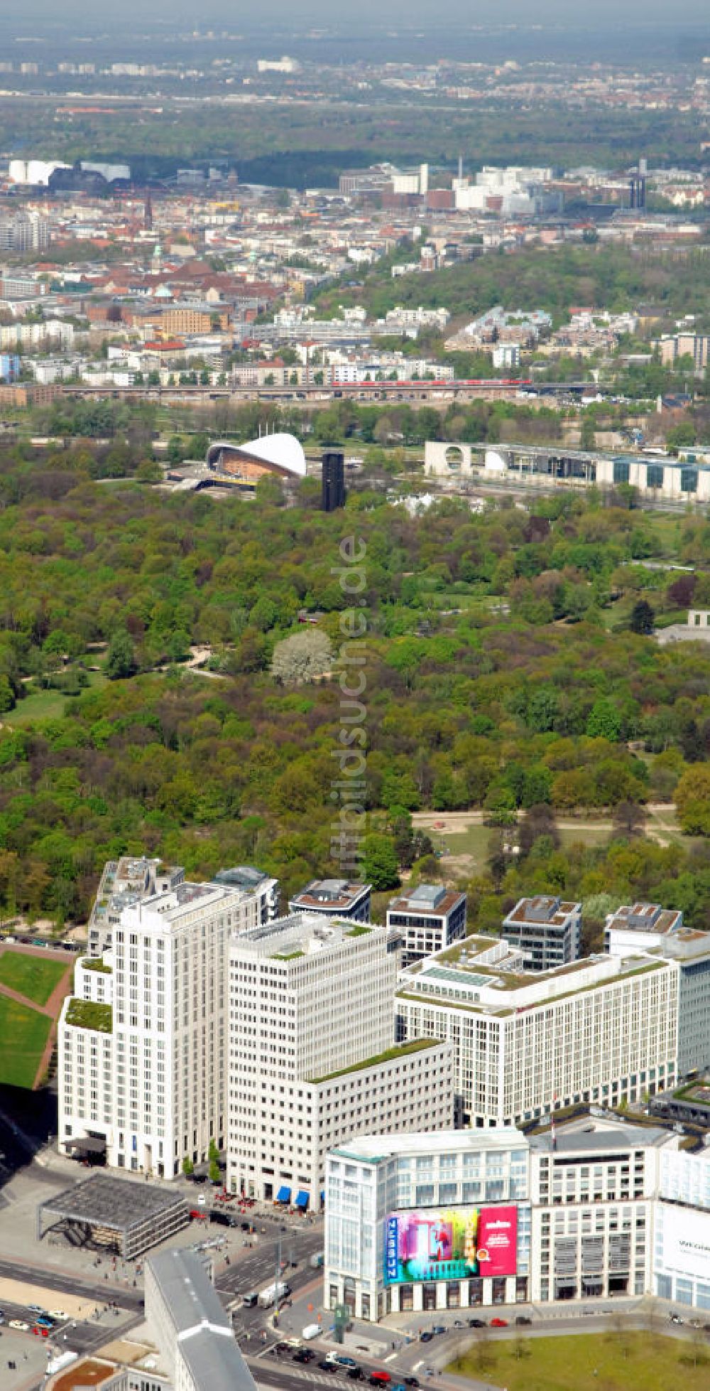 Berlin von oben - Stadtansicht vom Leipziger Platz aus über den großen Tiergarten auf den Stadtbezirk Berlin-Moabit