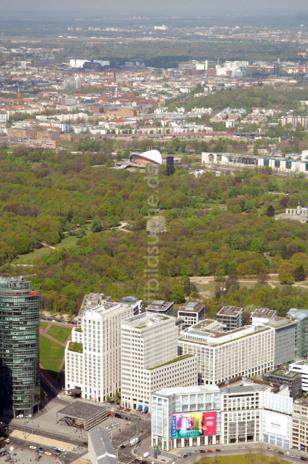 Berlin aus der Vogelperspektive: Stadtansicht vom Leipziger Platz aus über den großen Tiergarten auf den Stadtbezirk Berlin-Moabit