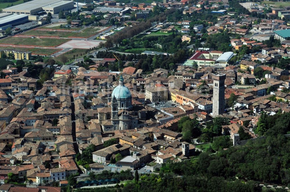 Lonato del Garda von oben - Stadtansicht von Lonato del Garda in der Provinz Brescia in Italien