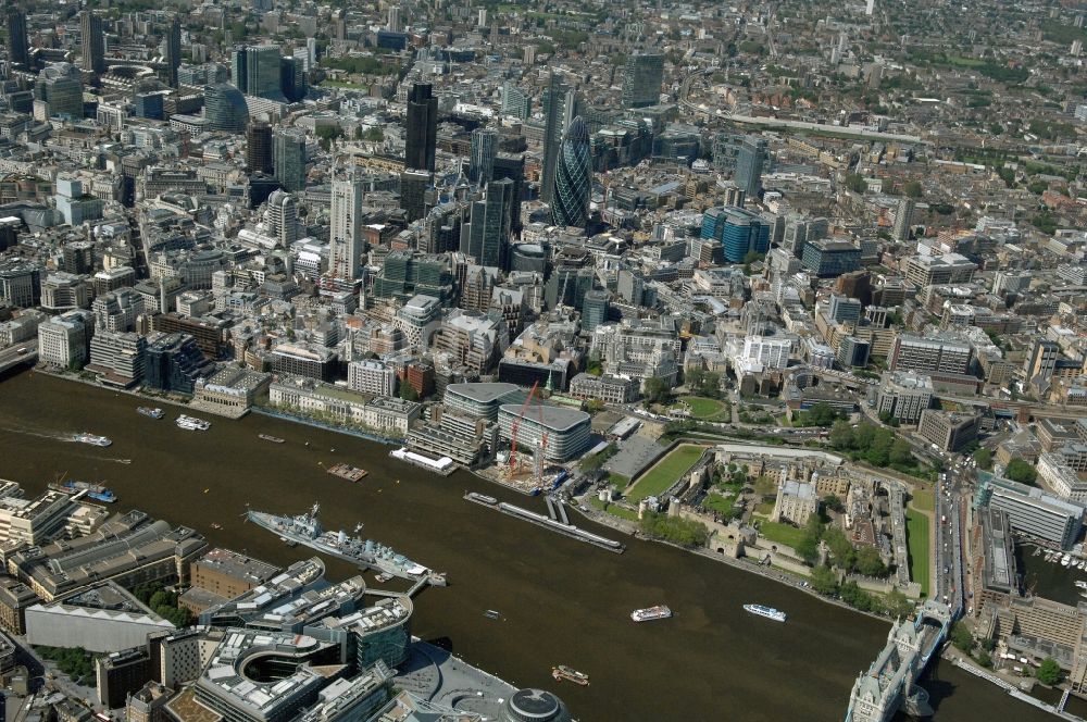 London von oben - Stadtansicht der Londoner Innenstadt an der Tower Bridge entlang den Ufern der Themse