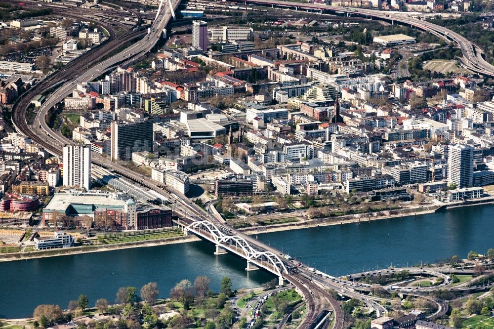 Luftaufnahme Mannheim - Stadtansicht von Ludwigshafen im Vordergrund die Konrad-Adenauer-Brücke im Stadtgebiet in Mannheim im Bundesland Baden-Württemberg, Deutschland