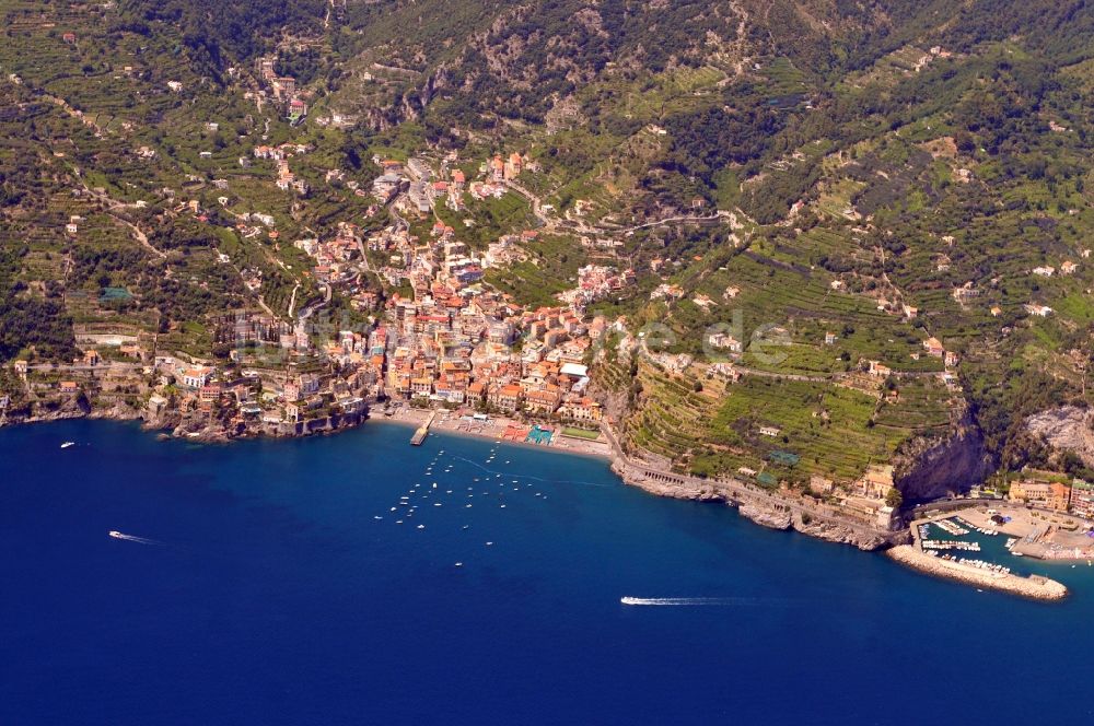 Maiori von oben - Stadtansicht von Maiori an der Amalfiküste in der Provinz Salerno in Italien