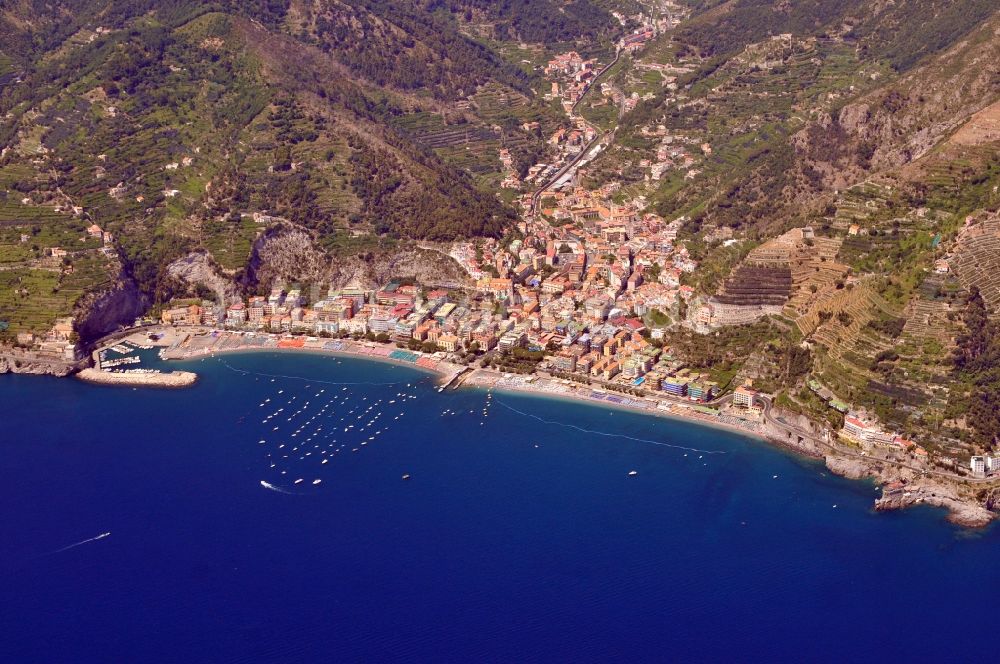 Maiori aus der Vogelperspektive: Stadtansicht von Maiori an der Amalfiküste in der Provinz Salerno in Italien