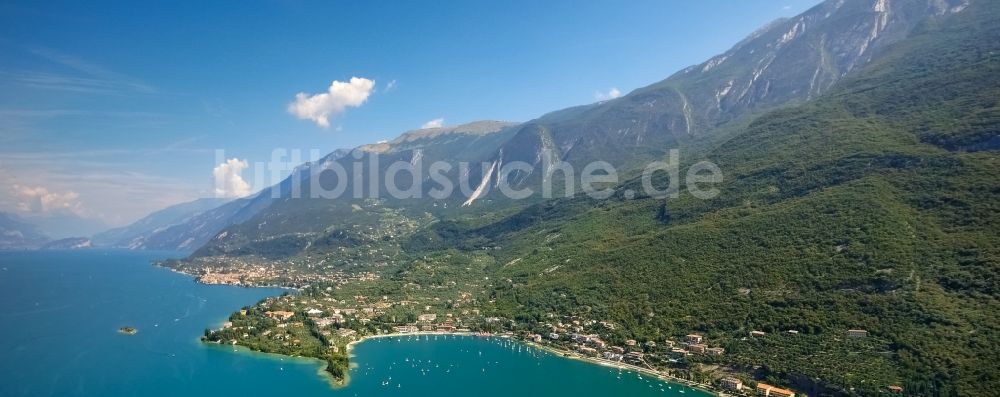 Malcesine aus der Vogelperspektive: Stadtansicht von Malcesine am Garda See in Veneto, Italien