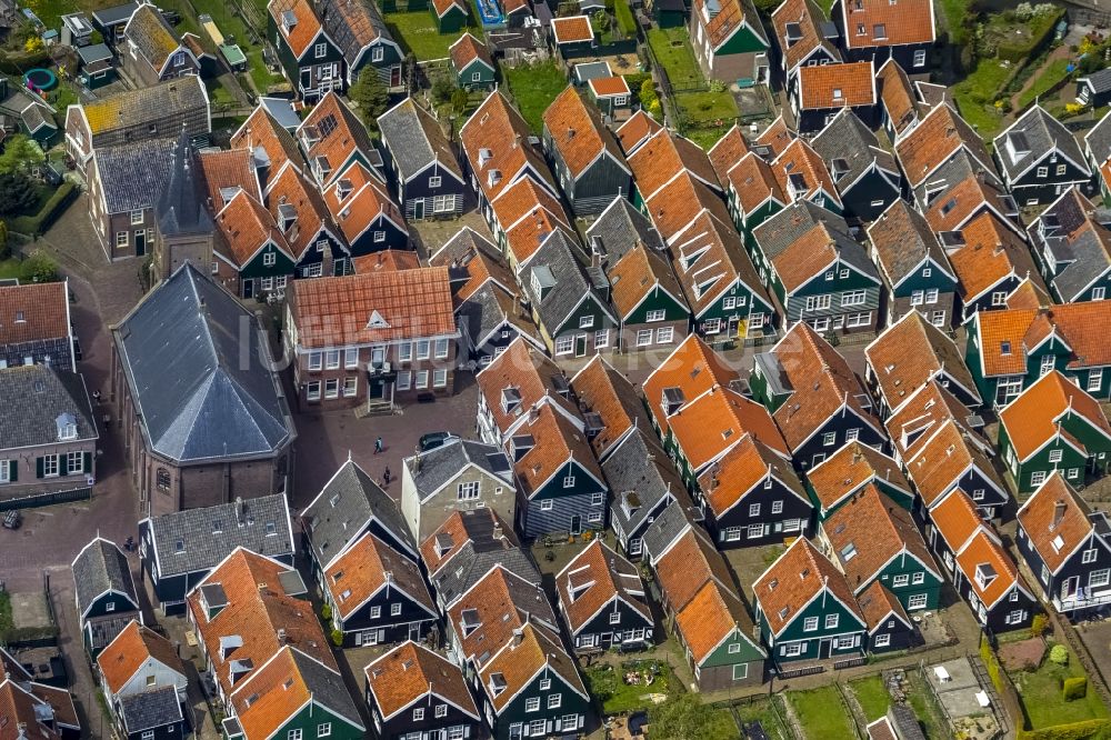 Marken aus der Vogelperspektive: Stadtansicht von Marken einer Insel im Meer Markermeer in Holland - Niederlanden