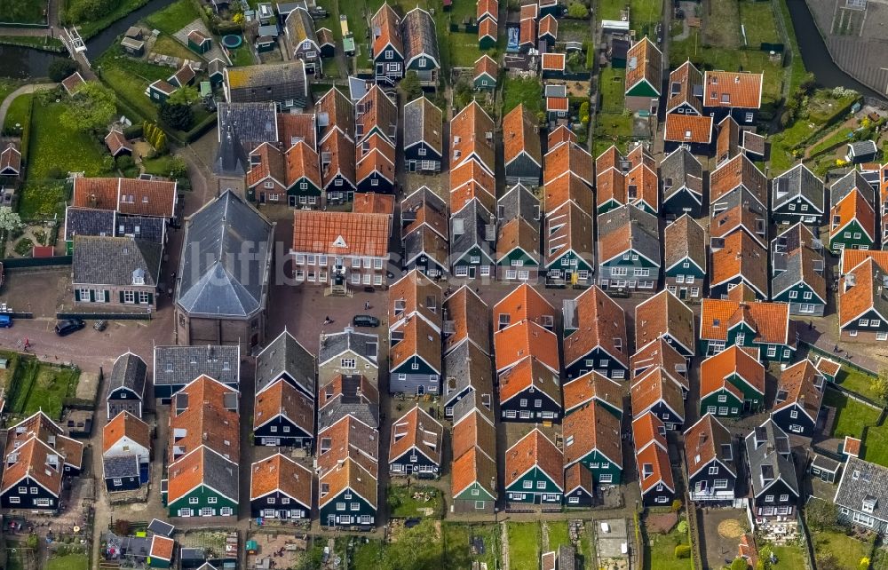 Luftbild Marken - Stadtansicht von Marken einer Insel im Meer Markermeer in Holland - Niederlanden