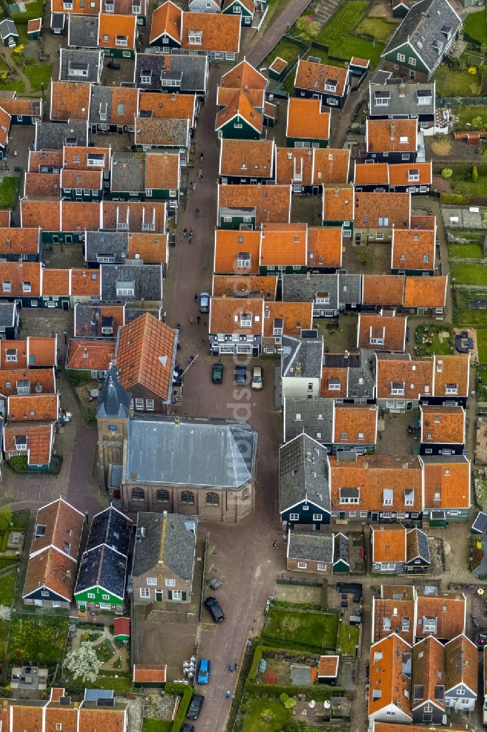 Luftaufnahme Marken - Stadtansicht von Marken einer Insel im Meer Markermeer in Holland - Niederlanden