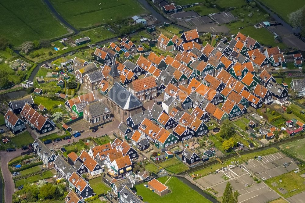 Marken von oben - Stadtansicht von Marken einer Insel im Meer Markermeer in Holland - Niederlanden