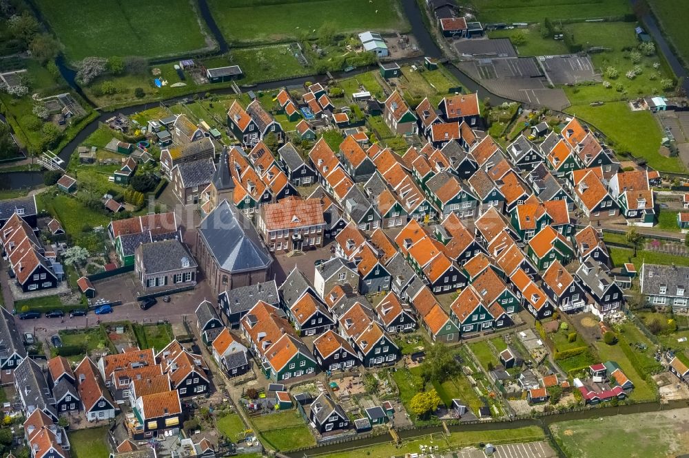 Marken aus der Vogelperspektive: Stadtansicht von Marken einer Insel im Meer Markermeer in Holland - Niederlanden