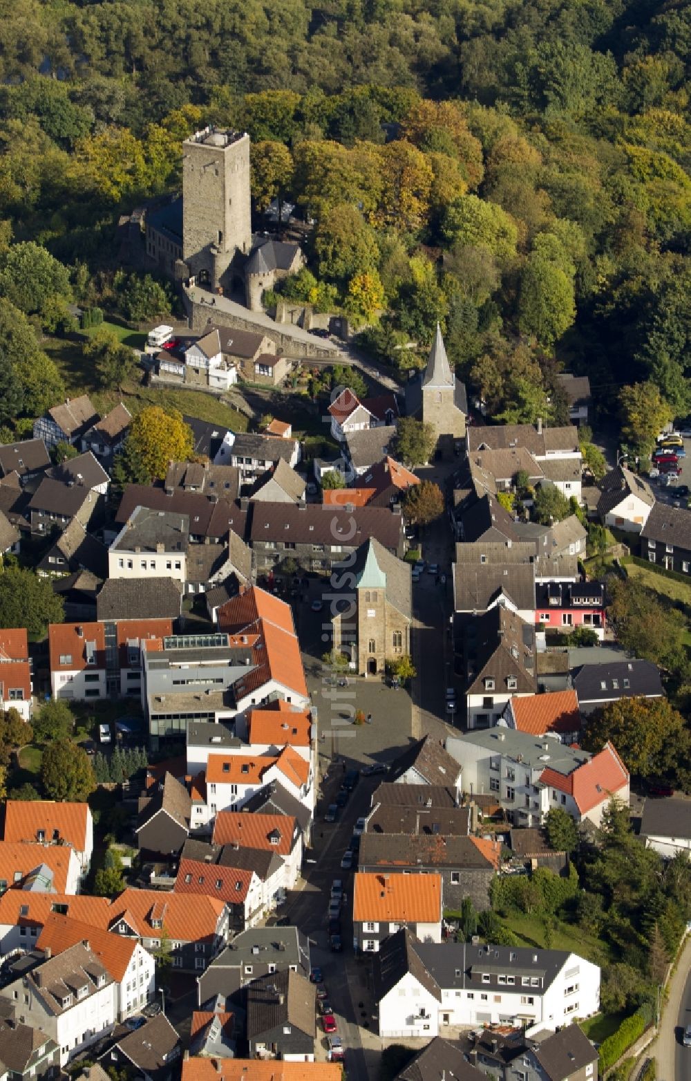 Luftaufnahme Hattingen - Stadtansicht Marktplatz an der Kirche St. Johannes Baptist mit der Burg Blankenstein im Hintergrund im Stadtgebiet von Hattingen in Nordrhein-Westfalen NRW