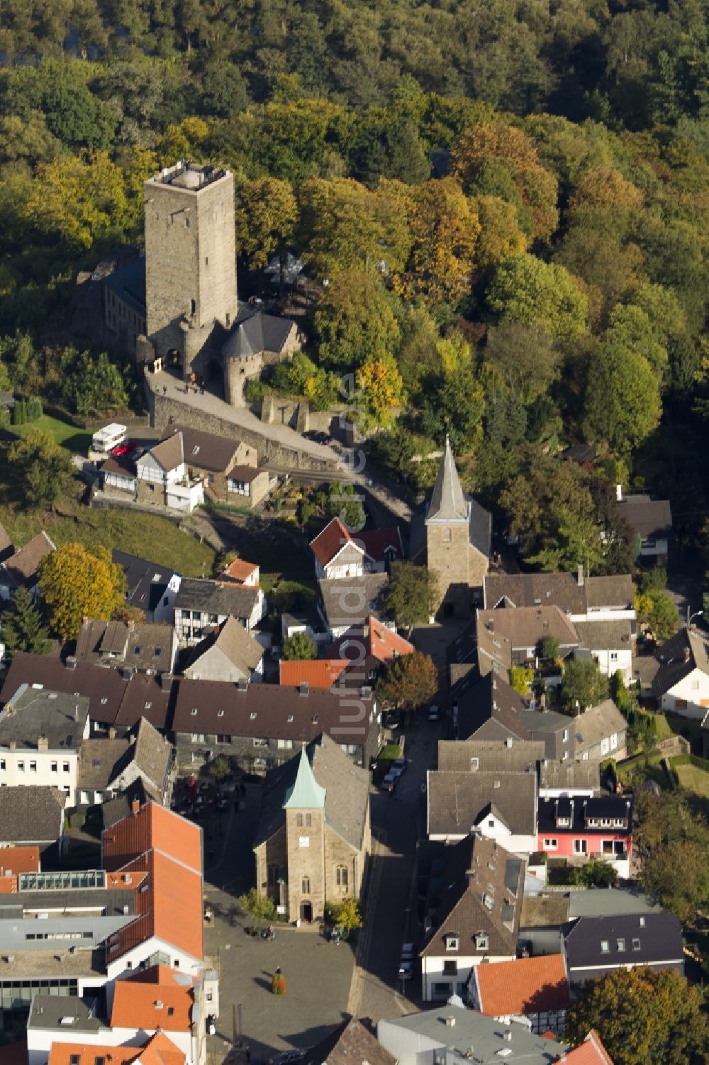 Hattingen von oben - Stadtansicht Marktplatz an der Kirche St. Johannes Baptist mit der Burg Blankenstein im Hintergrund im Stadtgebiet von Hattingen in Nordrhein-Westfalen NRW