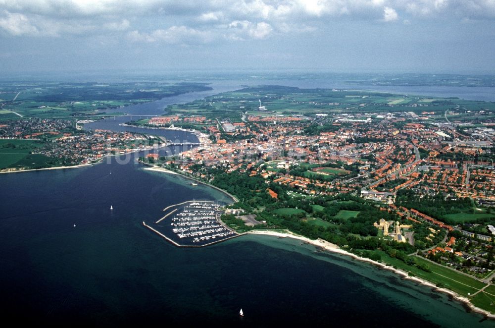 Sonderborg von oben - Stadtansicht an der Meeres- Küste der Ostsee in Sonderborg in Syddanmark, Dänemark