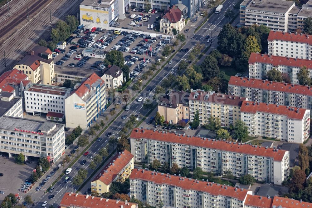 München aus der Vogelperspektive: Stadtansicht mit Mischbebauung in der Wohngebiets- und Gewerbeansiedlung von Laim im Bereich der Landsberger Straße in München im Bundesland Bayern, Deutschland