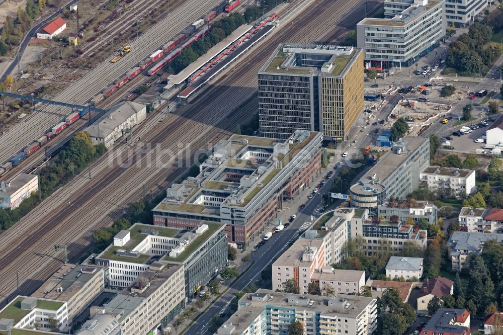 Luftaufnahme München - Stadtansicht mit Mischbebauung in der Wohngebiets- und Gewerbeansiedlung von Laim im Bereich der Landsberger Straße in München im Bundesland Bayern, Deutschland