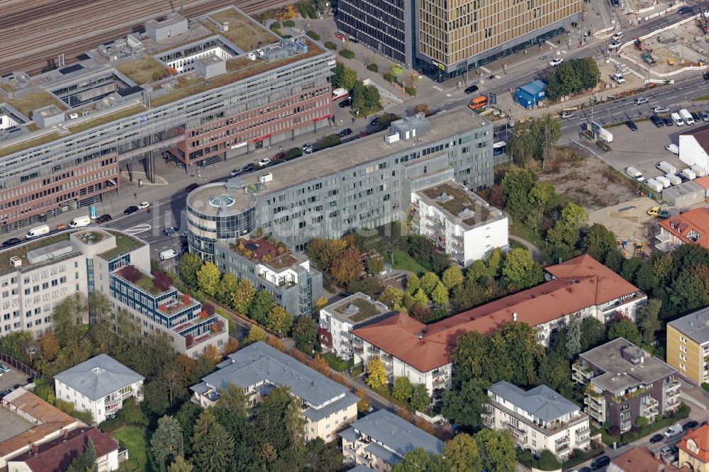 München aus der Vogelperspektive: Stadtansicht mit Mischbebauung in der Wohngebiets- und Gewerbeansiedlung von Laim im Bereich der Landsberger Straße in München im Bundesland Bayern, Deutschland