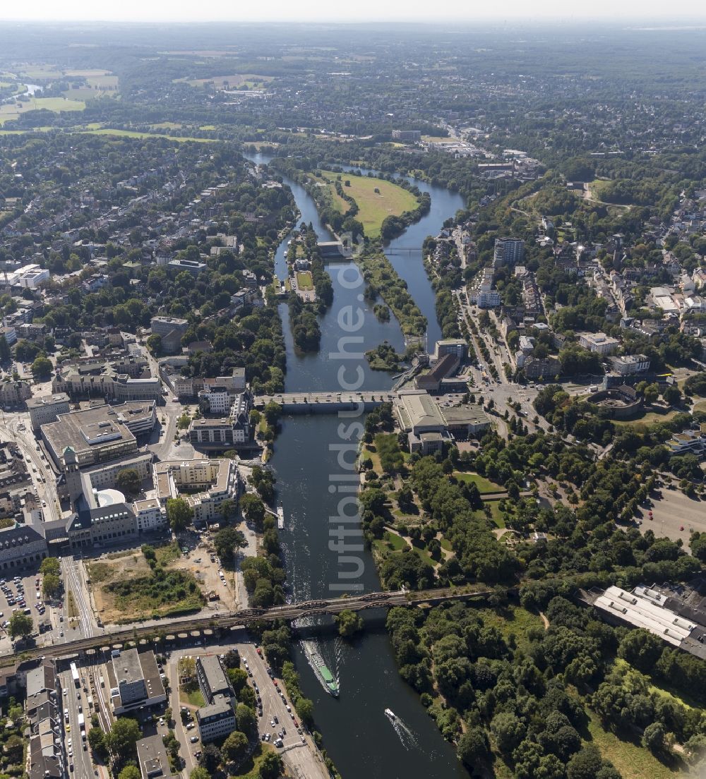 Luftaufnahme Mülheim an der Ruhr - Stadtansicht von Mülheim an der Ruhr am Ufer der Ruhr in Nordrhein-Westfalen