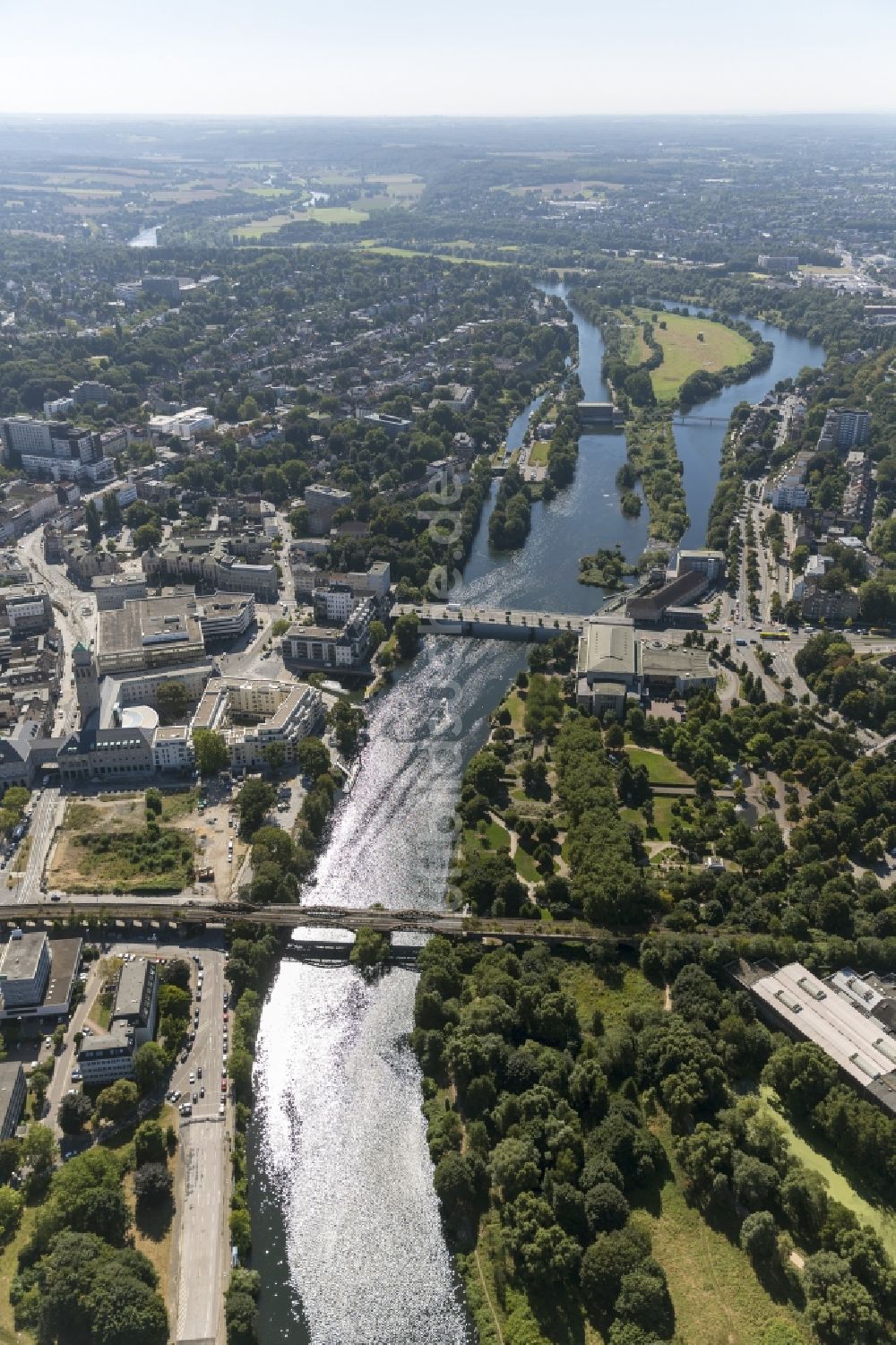 Luftbild Mülheim an der Ruhr - Stadtansicht von Mülheim an der Ruhr am Ufer der Ruhr in Nordrhein-Westfalen