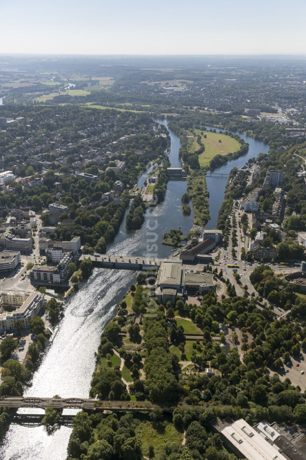 Luftaufnahme Mülheim an der Ruhr - Stadtansicht von Mülheim an der Ruhr am Ufer der Ruhr in Nordrhein-Westfalen