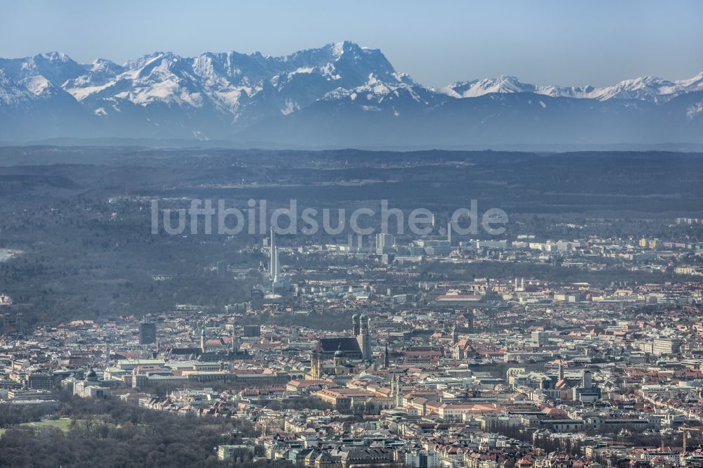 München von oben - Stadtansicht München mit der Frauenkirche vor den Alpen im Bundesland Bayern