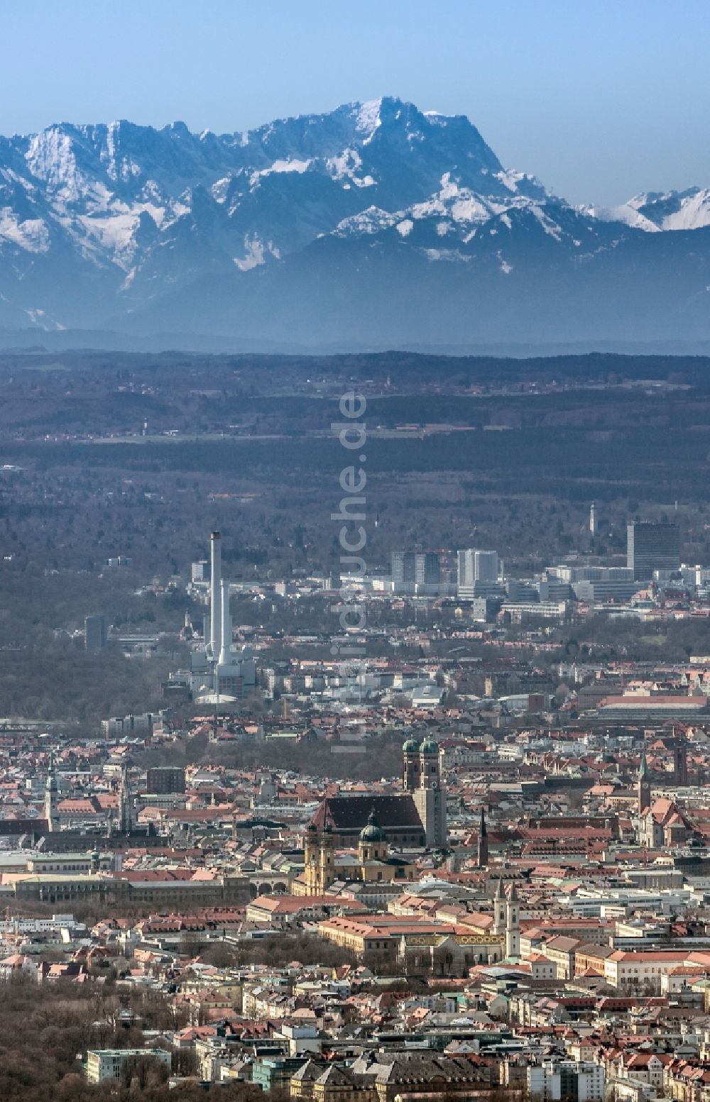 Luftbild München - Stadtansicht München mit der Frauenkirche vor den Alpen im Bundesland Bayern